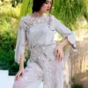 Sutil Chic – Conjunto de Jersey y Pantalón con Encaje, Cristales y Pedrería
