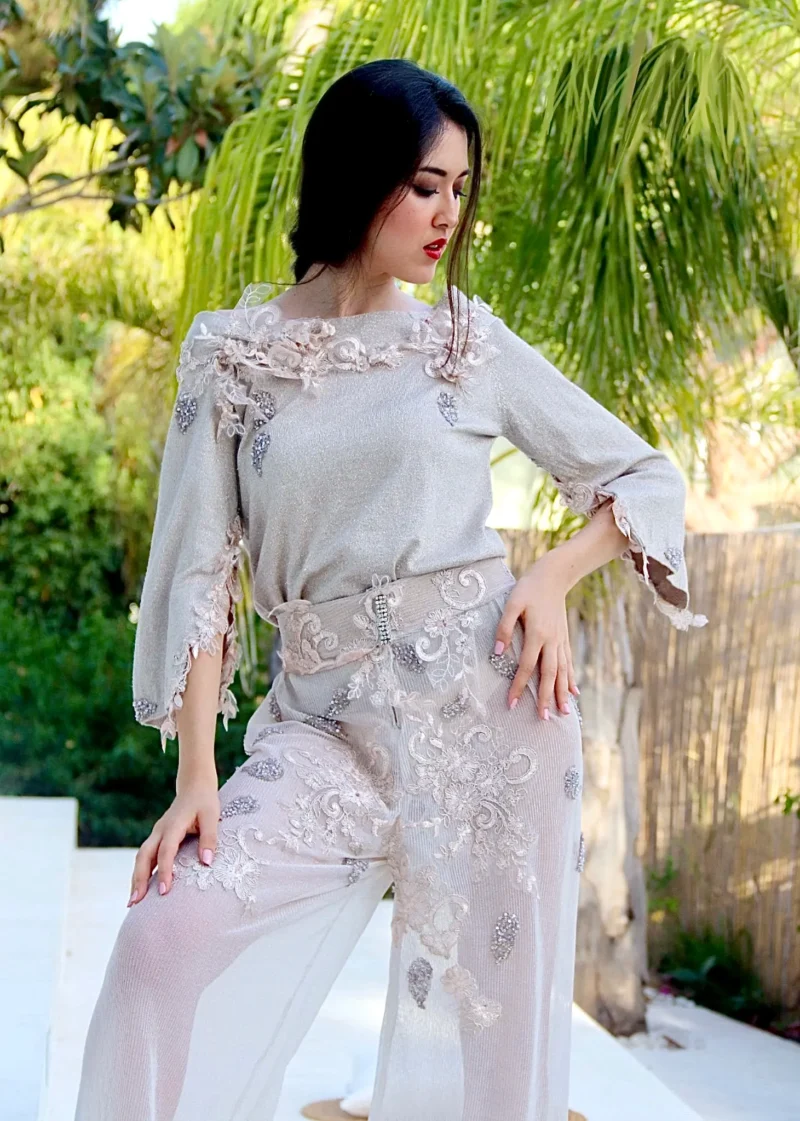 Sutil Chic – Conjunto de Jersey y Pantalón con Encaje, Cristales y Pedrería