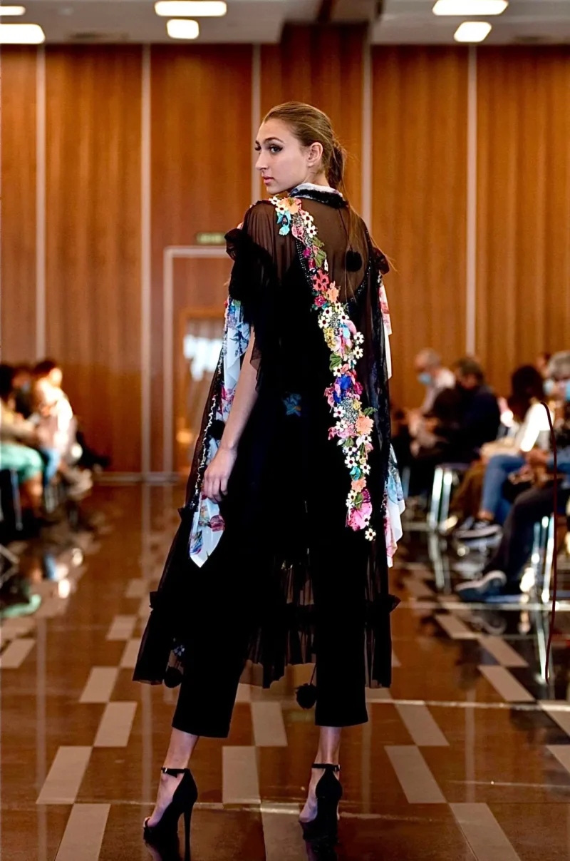 Fantasías Florales – Conjunto de Poncho 3D y Mono Pantalón Largo