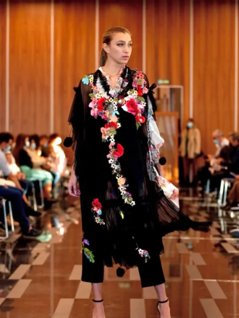 Fantasías Florales – Conjunto de Poncho 3D y Mono Pantalón Largo