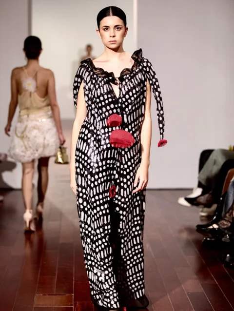 Susurros de Elegancia – Vestido Largo de Lentejuelas con Amapolas Artesanales