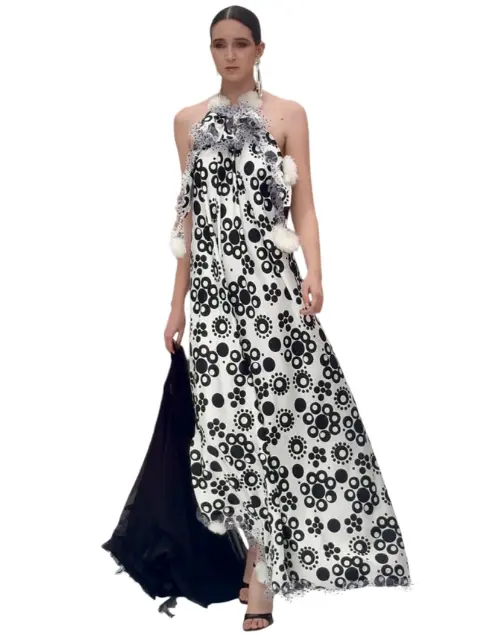 Vestido “Pompón Lunar”: Sofisticación Vanguardista con un Toque de Fantasía