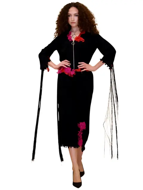 Nocturna en Flor – Conjunto de Alta Costura en Negro con Aplicaciones Florales Fucsia y Rojas