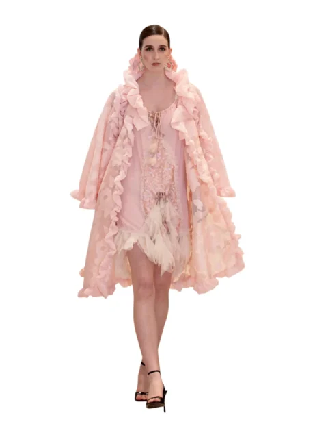 Rosa de Francia – Conjunto de Alta Costura con Capa de Volantes y Vestido Lencero