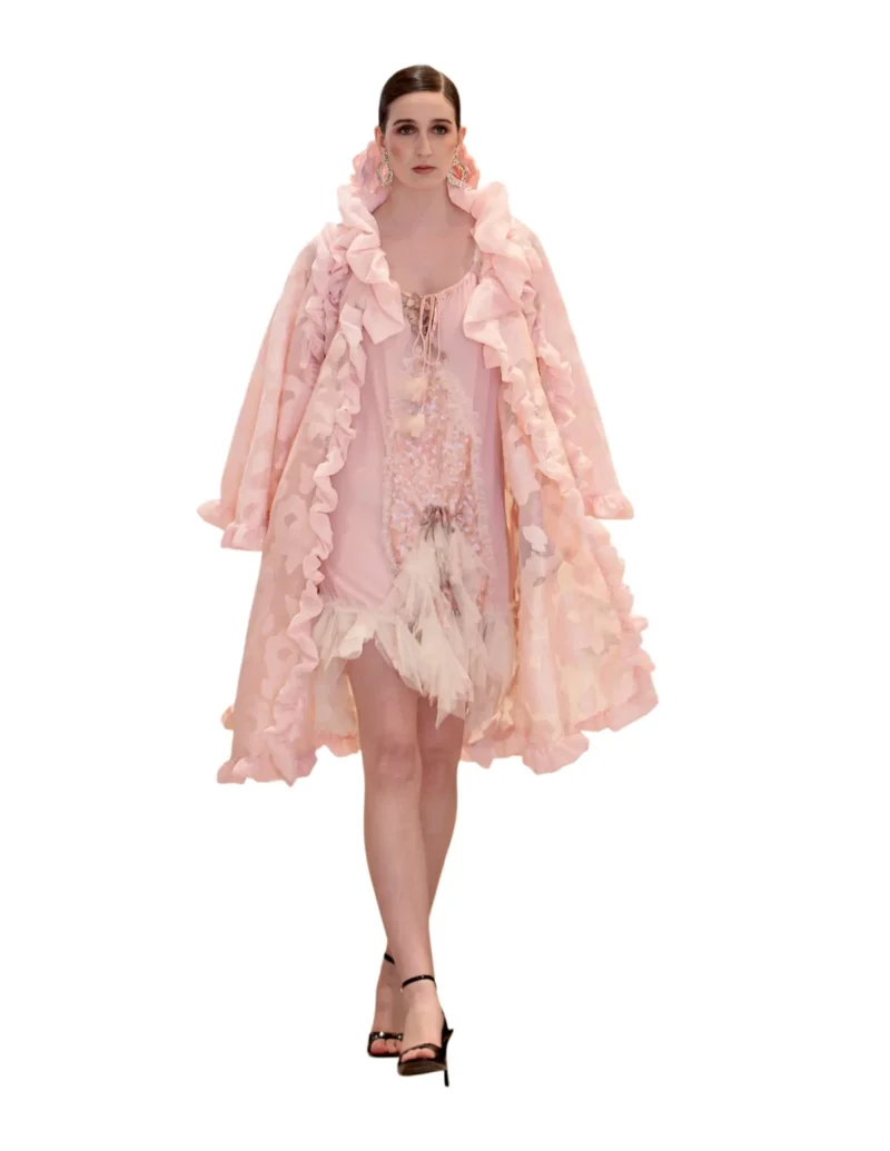 Rosa de Francia – Conjunto de Alta Costura con Capa de Volantes y Vestido Lencero