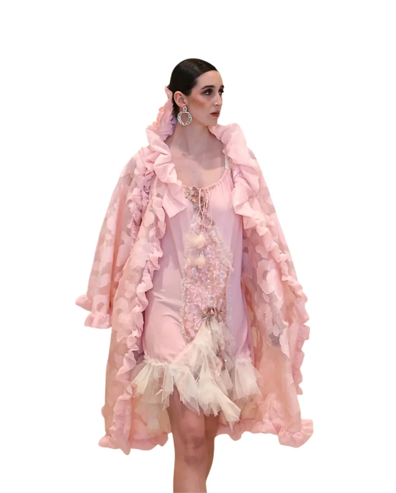 Rosa de Francia – Conjunto de Alta Costura con Capa de Volantes y Vestido Lencero - Imagen 2