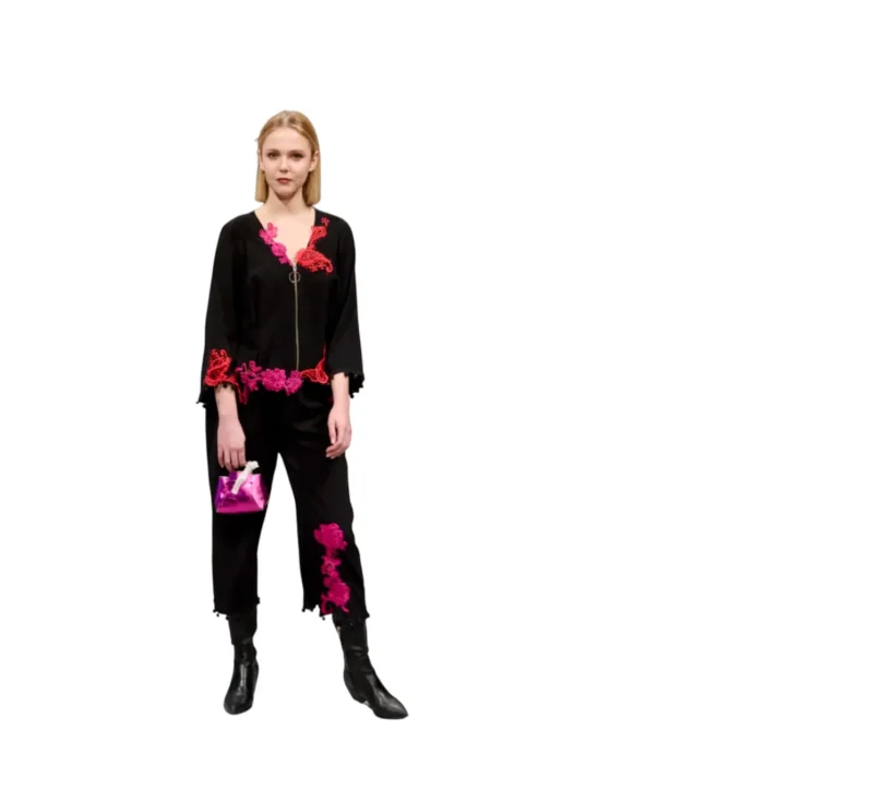 Nocturna en Flor – Conjunto de Alta Costura en Negro con Aplicaciones Florales Fucsia y Rojas - Imagen 4
