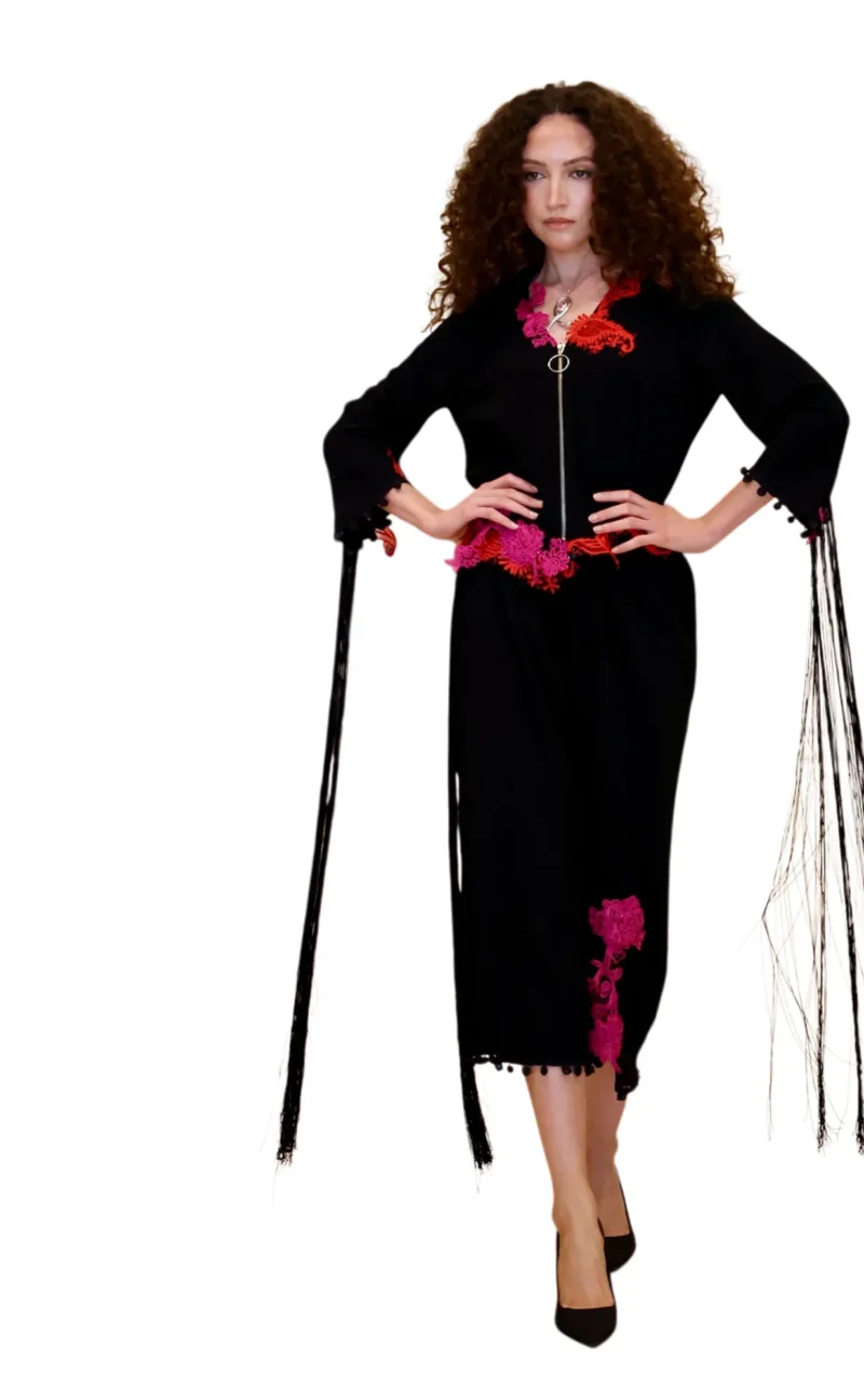 Nocturna en Flor – Conjunto de Alta Costura en Negro con Aplicaciones Florales Fucsia y Rojas - Imagen 3