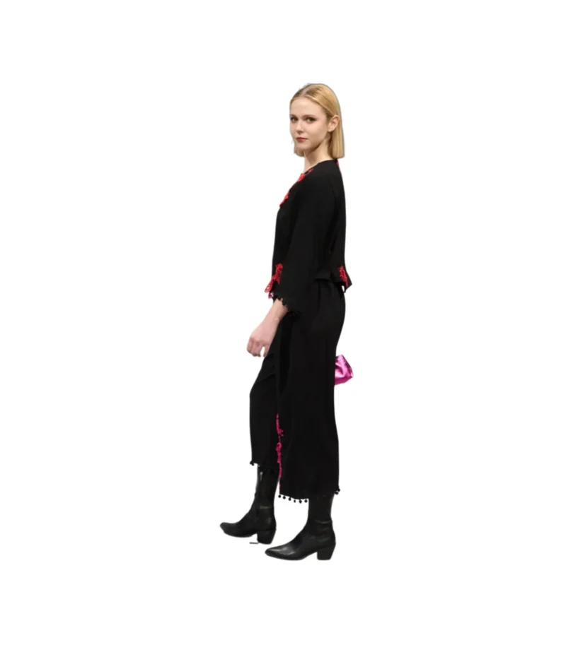 Nocturna en Flor – Conjunto de Alta Costura en Negro con Aplicaciones Florales Fucsia y Rojas - Imagen 2